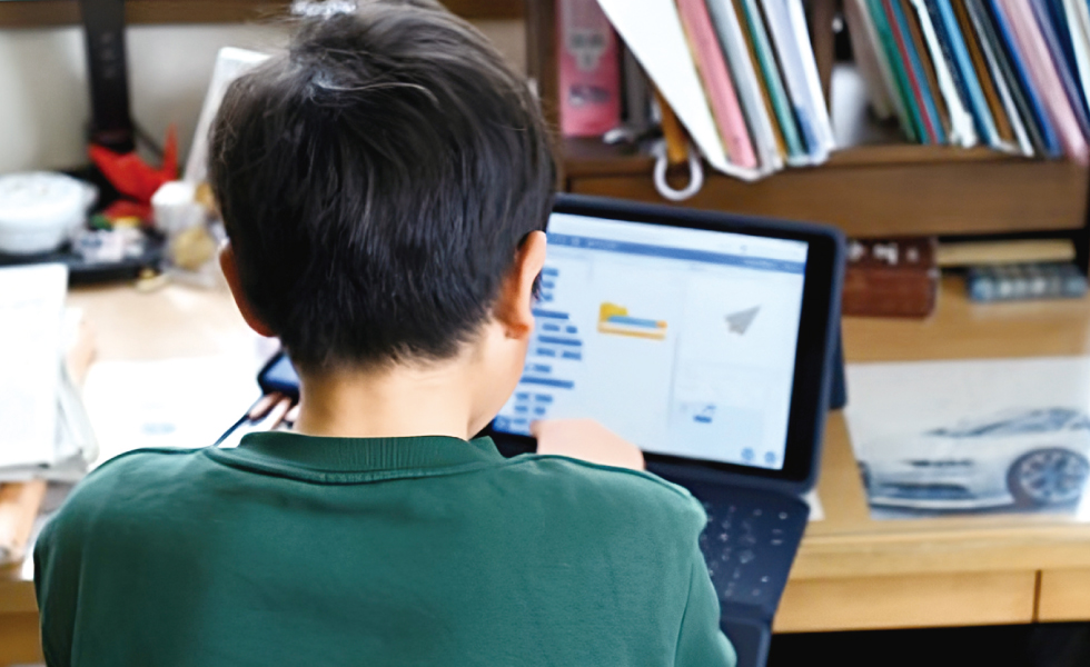 小中学校の全児童生徒にタブレットを配布